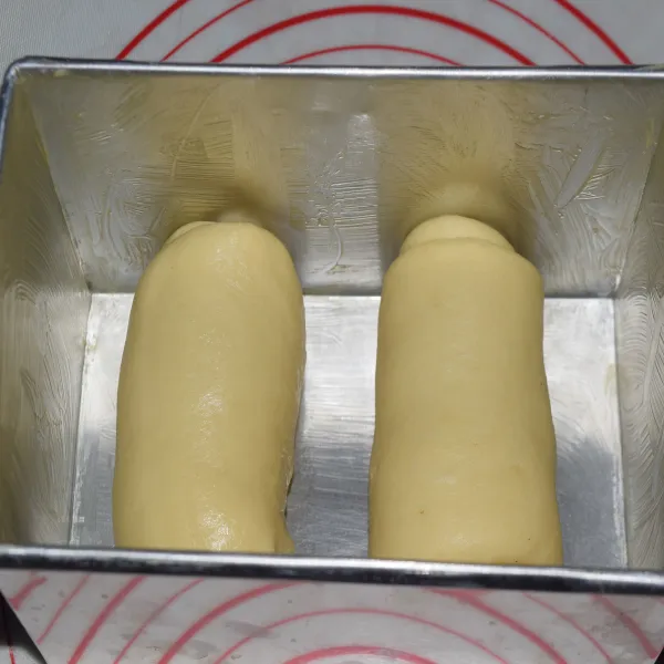 Tata adonan dalam loyang yang sudah di olesi margarin. Istirahatkan adonan selama 45-60 menit atau sampai adonan naik hingga 3/4 dari ukuran loyang.