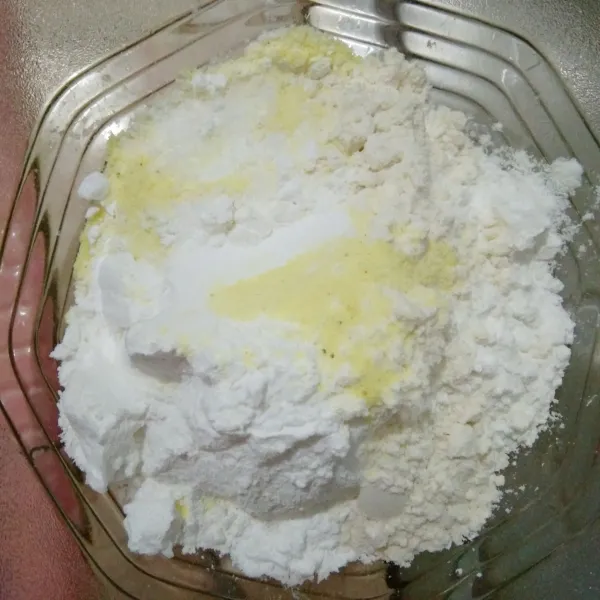Aduk dan campuran bahan kering seperti tepung sagu, tepung terigu, garam dan penyedap rasa.