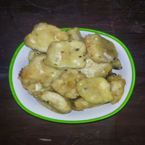 Lumuri tahu dengan tepung bumbu, kemudian goreng. Lalu sisihkan.