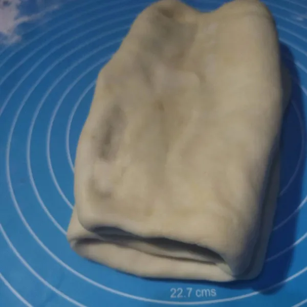 Lalu keluarkan adonan dari kulkas, pipihkan adonannya / tipiskan, lalu lipat single.