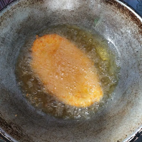 Panaskan minyak goreng secukupnya, goreng ayam hingga matang.