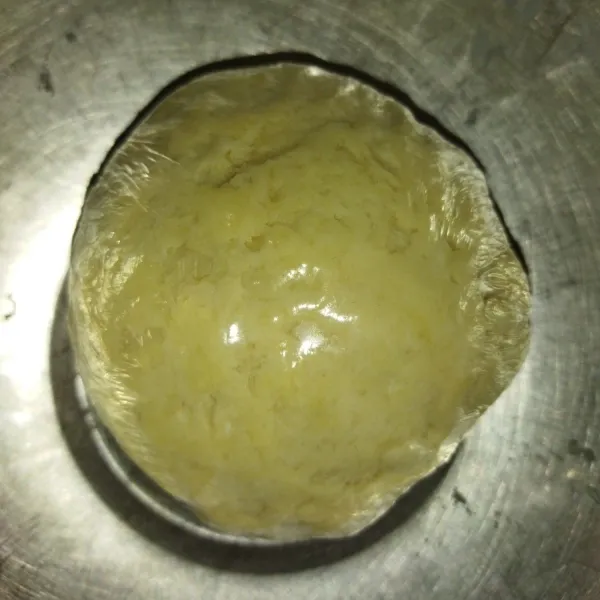 Lalu bungkus adonan dengan plastik wrap, lalu simpan di kulkas sekitar 1 jam.