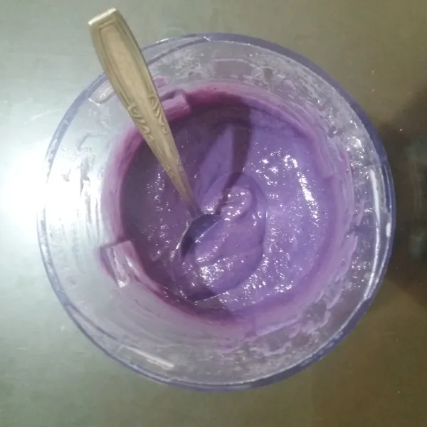 Masukkan ubi ungu, fiber creme, madu dan 150 ml susu cair ke dalam blender. Proses hingga halus.