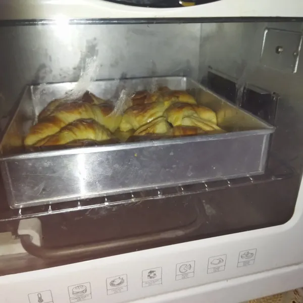Lalu masukkan croissant ke dalam oven yang sudah panas, oven croissant selama 15 menit dengan suhu 180°C api atas bawah. Croissant siap dinikmati.