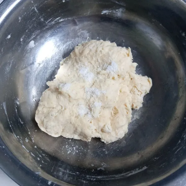 Campur semua bahan kecuali garam. Uleni sampai setengah kalis.