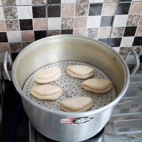 Pastikan kukusan sudah panas. Kemudian kukus adonan selama 20 menit dengan api sedang.