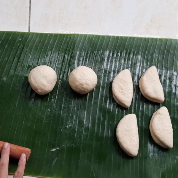 Kemudian timbang adonan masing-masing 50 gram. Bulatkan, kemudian gilas dan tekuk. istirahatkan adonan selama 30 menit.