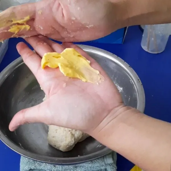 Basahi tangan dengan margarin kemudian lanjutkan menguleni. Kemudian proofing selama 1 jam.