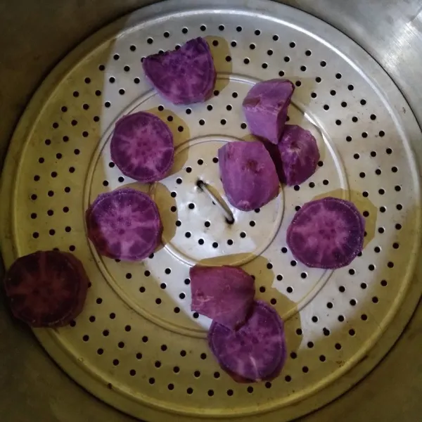 Kukus ubi ungu hingga matang.