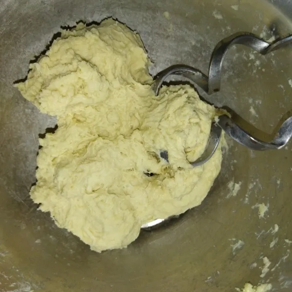 Siapkan wadah, masukkan tepung terigu, ragi instan dan gula pasir, lalu aduk rata, kemudian masukkan kuning telur dan susu cair sedikit demi sedikit, lalu mixer hingga semua tercampur rata, lalu masukkan garam dan butter mixer kembali hingga setengah kalis, dan tidak perlu sampai kalis.