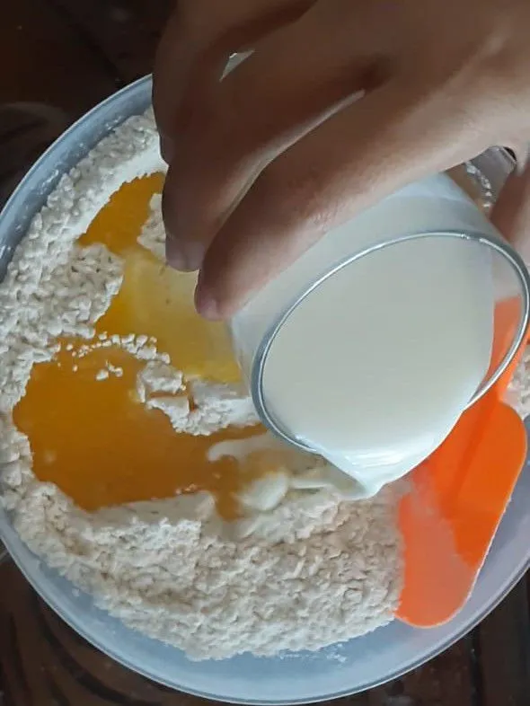 Masukkan bahan cair yakni, mentega, susu, dan telur. Aduk rata menggunakan spatula.