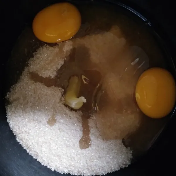 Campurkan gula pasir, telur dan sp. Mixer hingga kental berjejak (kalau diangkat, tidak ada adonan yang turun), menggunakan speed tinggi.