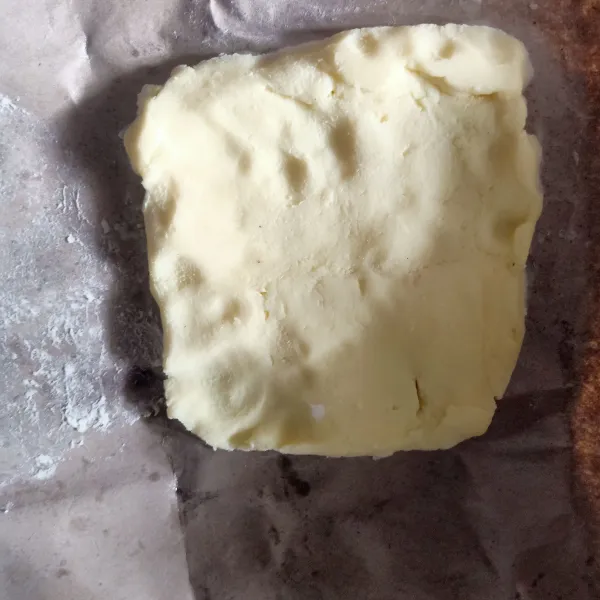 BAHAN B 
Siapkan 2 lembar kertas roti. dengan ukuran 20cmx 20xm. 
Letakan butter / korsvet dalam lipatan kertas. Tutup rapat tiap sisi terlebih dahulu. Pastikan setiap sisi rapat. 

Kemudian gilas perlahan pastry margarine hingga memenuhi setiap ujung dari kertas. 

 Jika sudah Masukan dalam kulkas selama 30 menit.