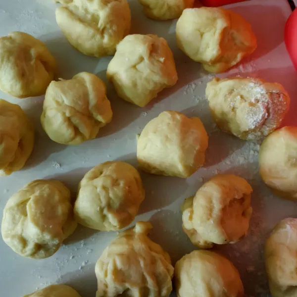 Bagi adonan menjadi beberapa buah masing-masing berat 50 gr.