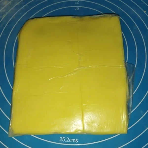 Siapkan plastik, lalu letakkan pastry di atas plastik lalu lapisi lagi dengan plastik di atas korsvet, lalu rayakan korsvet, ratakan kira-kira setebal 1 cm, lalu rapikan plastiknya agar membungkus korsvet, lalu simpan di kulkas.