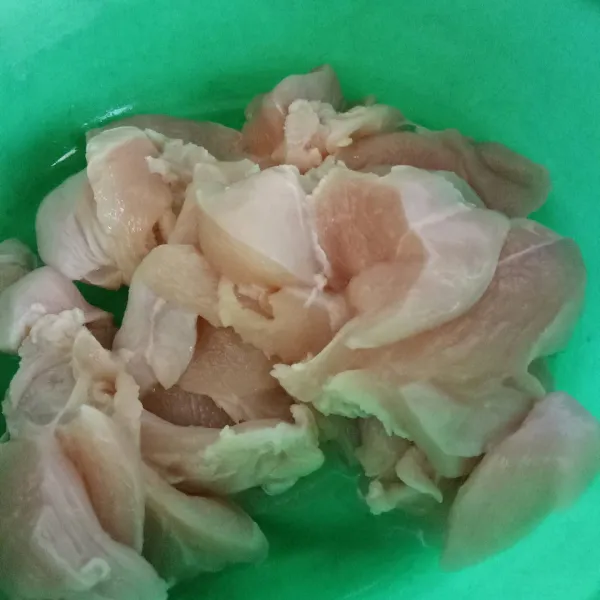 Ayam fillet diberi perasan jeruk nipis selama 10 menit, lalu cuci bersih, tiriskan dan potong-potong
