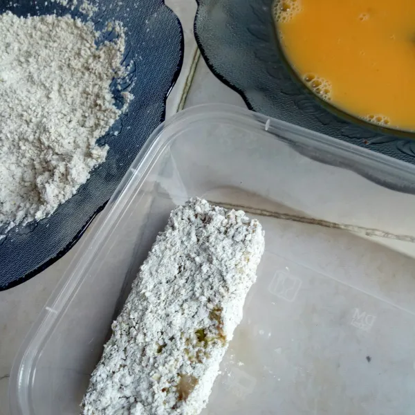 Setelah dingin, potong-potong, lalu celupkan ke dalam telur kocok dan lanjut baluri dengan oatmeal.