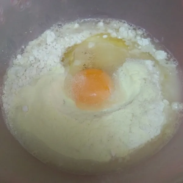 Dalam wadah, campur tepung terigu, telur ayam, ragi instan, air, susu bubuk dan gula pasir, uleni hingga rata.