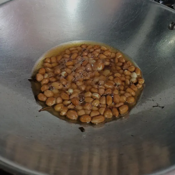 Goreng kacang tanah sampai matang, angkat dan sisihkan.