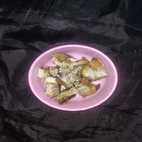 Goreng ikan, kemudian sisihkan.