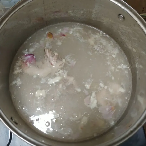 Untuk kuah supnya, didihkan air. Masukkan tulang ayam dan bumbu bawang yang sudah dihaluskan sebentar. Masak sampai kuah berminyak.