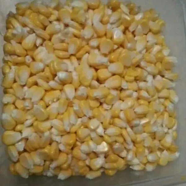 Siapkan jagung yang telah dikupas, dipipil dan dicuci bersih.