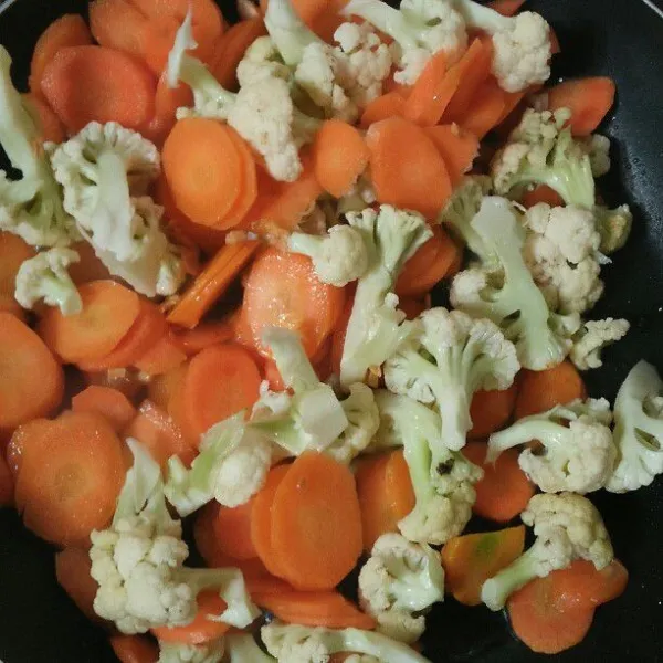 Masukkan daun salam, wortel dan kembang kol. Aduk rata biarkan sedikit layu.