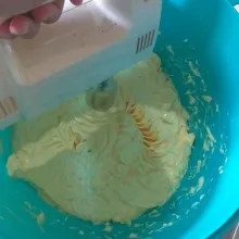 Mixer mentega hingga halus putih.