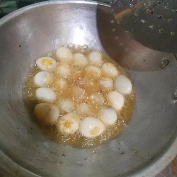 Rebus telur puyuh, kupas kulitnya lalu goreng sebentar. Sisihkan.