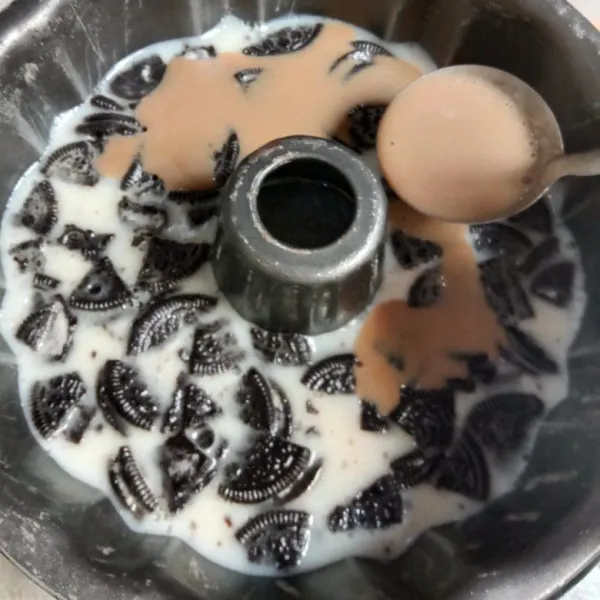 Tunggu sampai uap panas hilang lalu tuang diatas puding oreo pelan-pelan dengan menggunakan sendok sayur. Tunggu sampai berkulit lagi permukaannya.