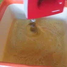 Mixer telur dan gula hingga mengembang.