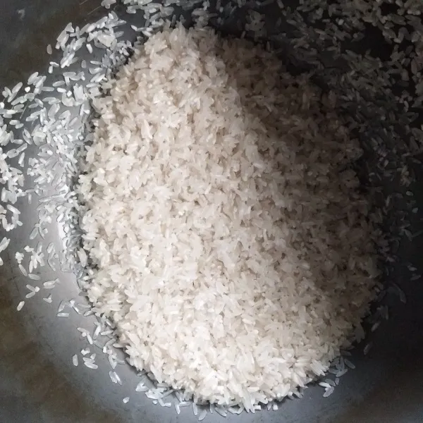 Cuci bersih beras, masukkan kedalam wadah magiccom.