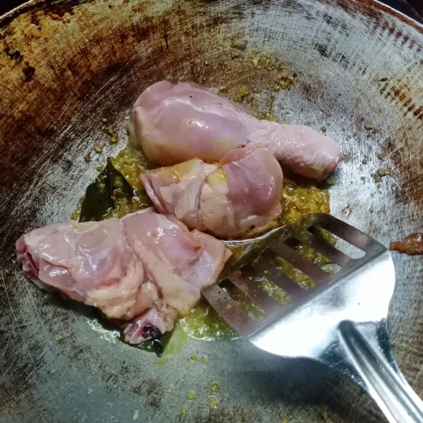Masukkan ayam, aduk rata. Masak sampai ayam berubah warna.