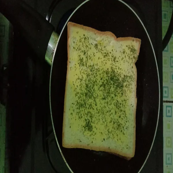 Panggang roti di atas teflon hingga berwarna kecoklatan dan beri taburan parsley.