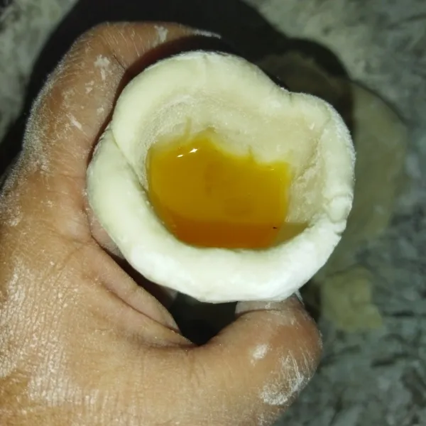 Masukkan  telur, setinggi 1/3 dari tinggi lubang, lalu tutup dan rapihkan, lalu cemplungkan pempek yang sudah dibentuk ke dalam panci yang berisi air mendidih.