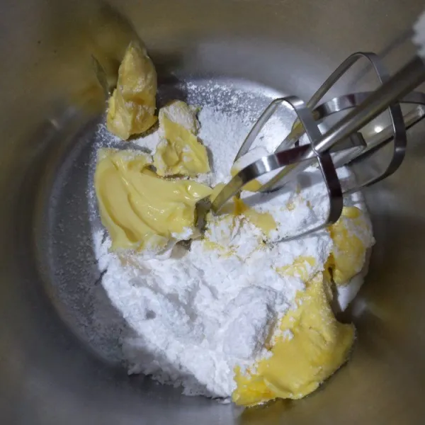 Kocok butter mix margarin dan gula tepung hingga tercampur rata.
