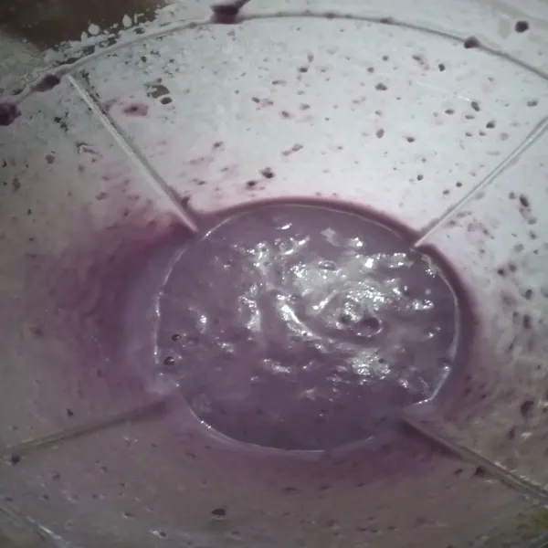 Tuang jus ubi ke dalam gelas.