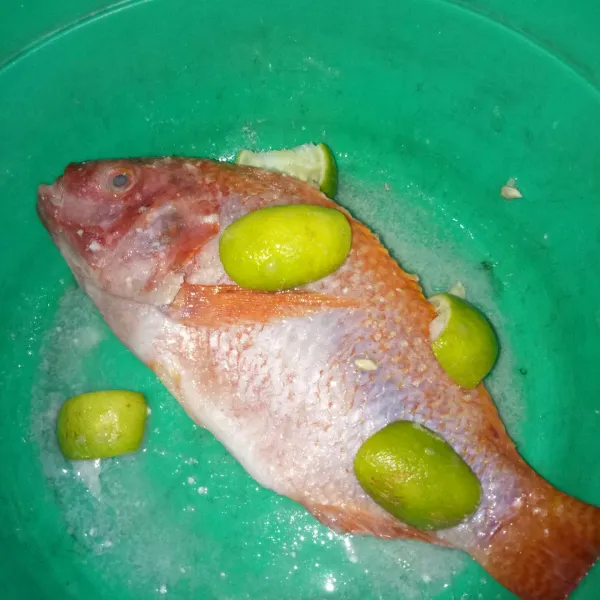 Baluri ikan dengan jeruk nipis dan garam.
