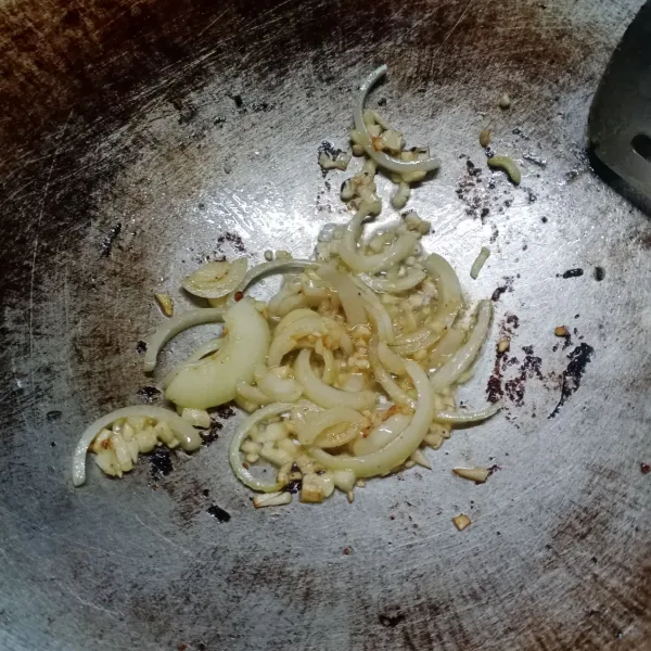 Panaskan 3 sdm minyak goreng. Tumis bawang putih dan bawang bombay sampai harum.