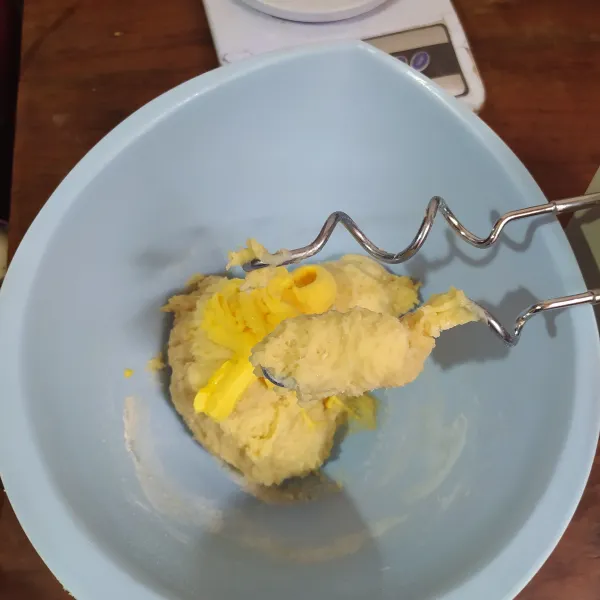 Dalam wadah masukkan terigu, gula, susu, ragi instan, kuning telur dan air, kemudian mikser hingga tercampur rata. Masukkan margarin dan garam, mikser lagi hingga kalis elastis.