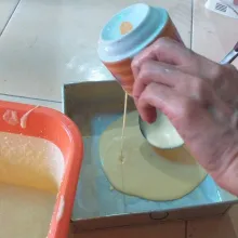 Siapkan loyang yang telah di alasi kertas dan di olesi mentega. Tuang 1 cangkir adonan atau 2 centong sayur adonan. Panggang dengan api atas bawah hingga matang.