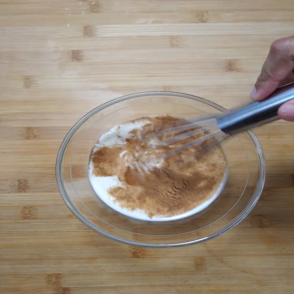 Campurkan gula kastor, susu, telur, dan bubuk kayu manis. Kocok hingga tercampur rata, sisihkan.