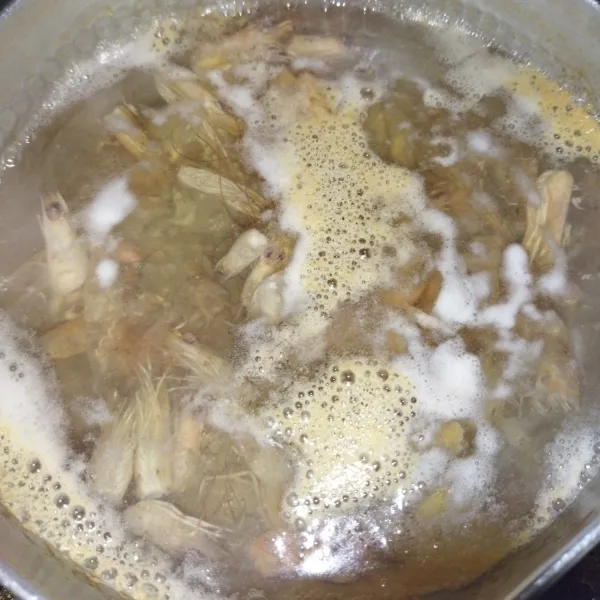 Membuat air kaldu udang : rebus kulit udang bersama 1 liter air, setelah mendidih masak dengan api sedang sekitar 15 menit.