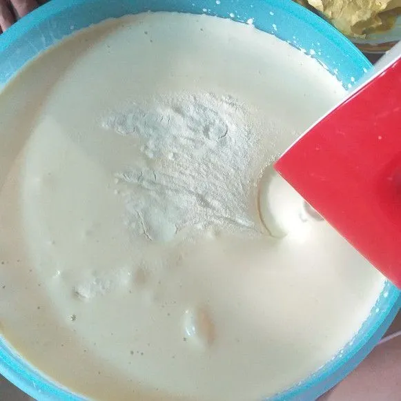 Masukkan susu kental manis, pelembut, susu bubuk dan tepung terigu. kemudian masukkan mentega.