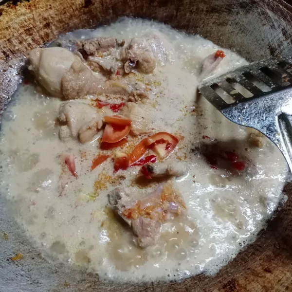 Masukkan tomat dan cabe rawit. Bumbui dengan garam, gula dan kaldu bubuk. Masak sampai ayam empuk dan bumbu meresap.