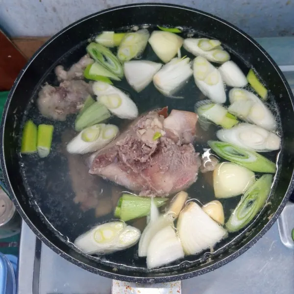 Masukkan bawang bombay, daun bawang dan bawang putih. Masak sampai mendidih dan mengeluarkan minyak (kaldu).