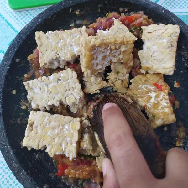 Kemudian haluskan tempe bersama bumbu, sampai tercampur rata. Cicipi rasanya.