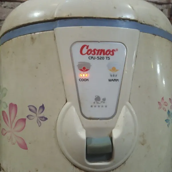 Masak di rice cooker sampai matang.