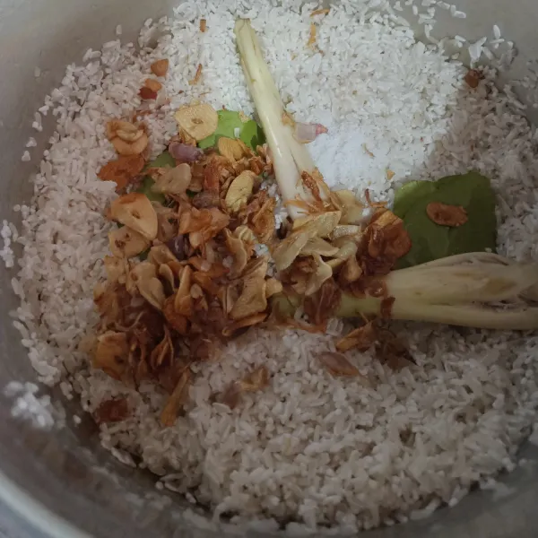 Cuci bersih beras, masukkan dalam magicom lalu tambahkan semua bahan utama.