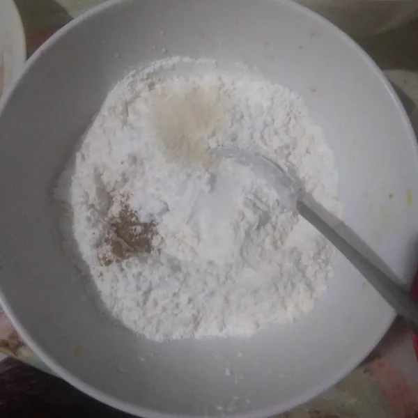 Campurkan tepung terigu, tepung beras, tepung tapioka, garam, lada bubuk, kaldu bubuk dan bawang putih bubuk.